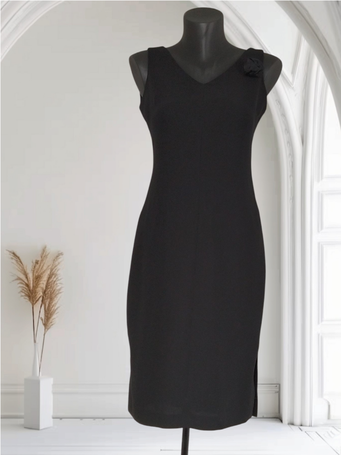 Robe noire avec fente sur les côtés