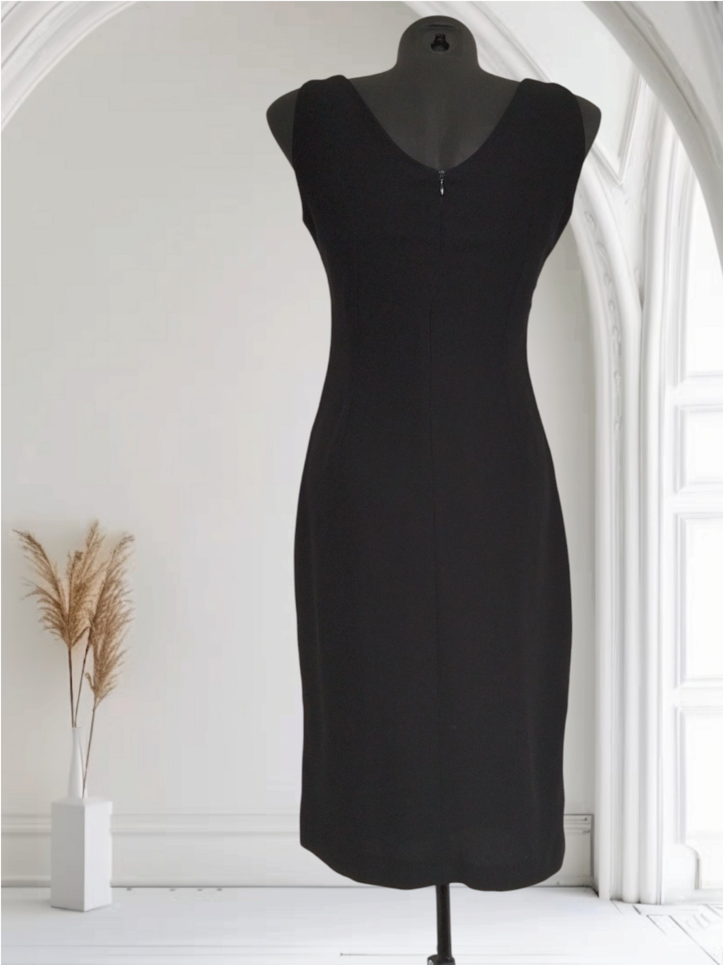 Robe noire avec fente sur les côtés